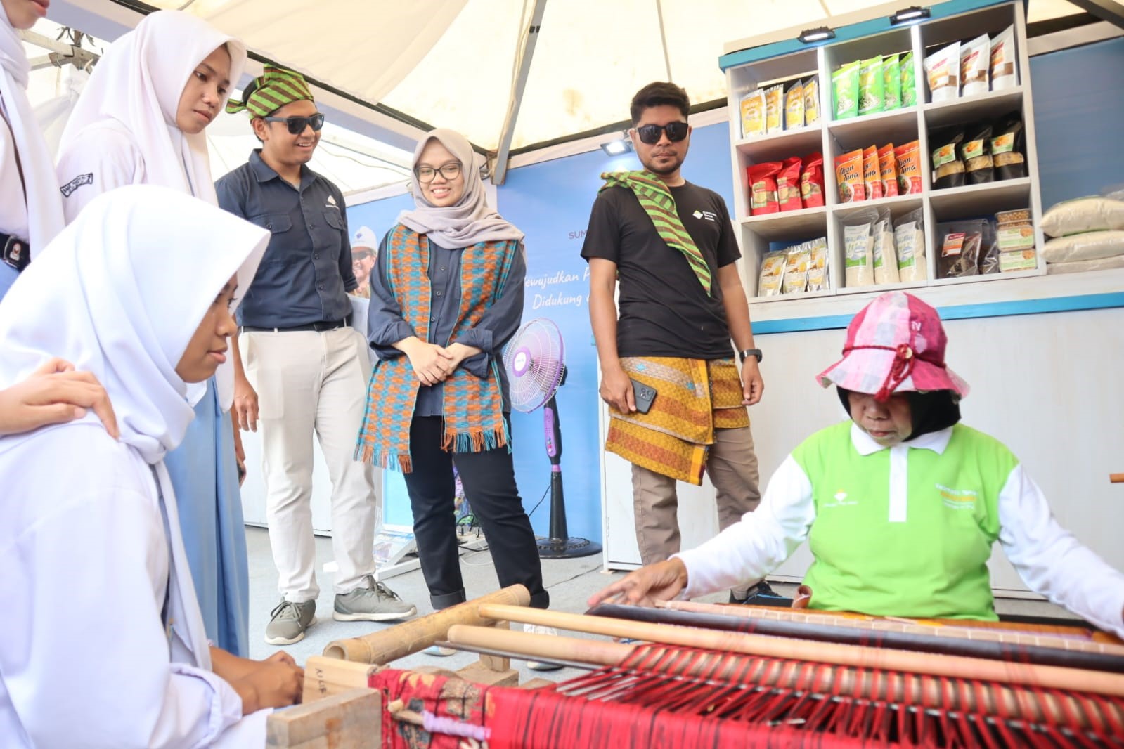 Pengunjung Dompu Expo Antusias Lihat Langsung Core Sample Hasil Eksplorasi dan Produk UMKM Binaan STM